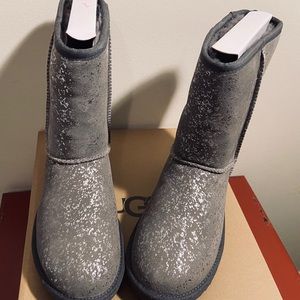 ❗️SOLD❗️Women’s size 8 Gray and Silver Ugg Boots.